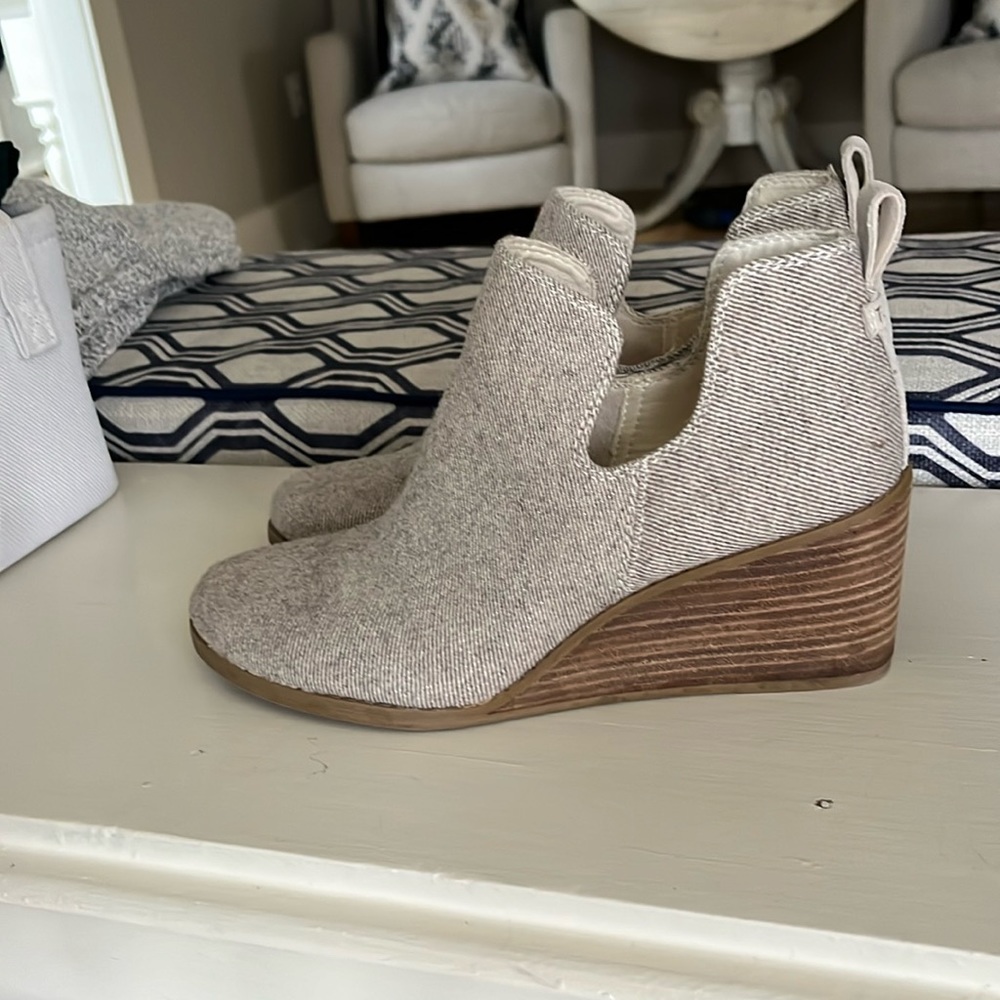 TOMS KALLIE wedge shimmer bootie